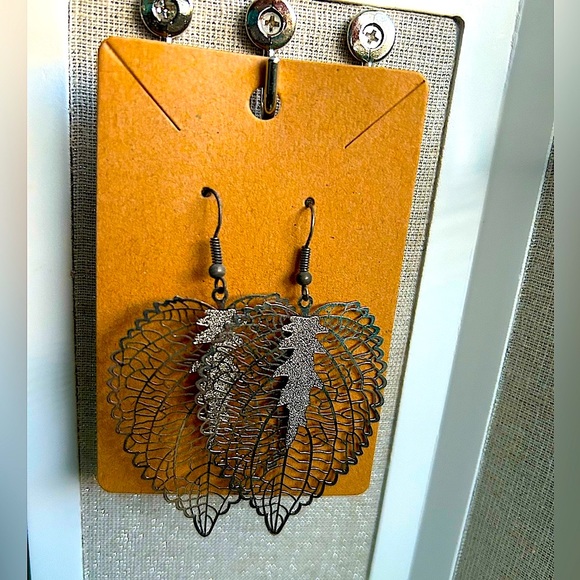 Price Drop!!!! Silver Cutout Filigree Leaf Drop Earrings - Picture 2 of 7